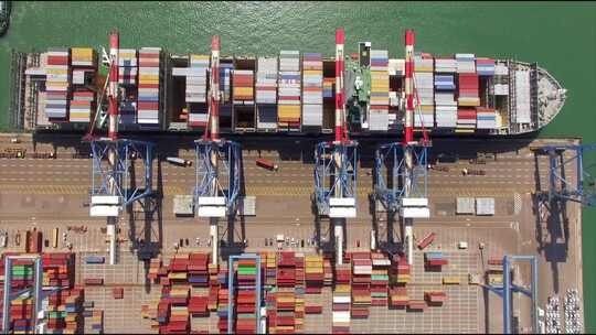 商港码头，起重机正在卸载集装箱船视频素材模板下载