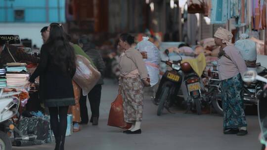 中缅边境云南德宏芒市购物傣族妇女
