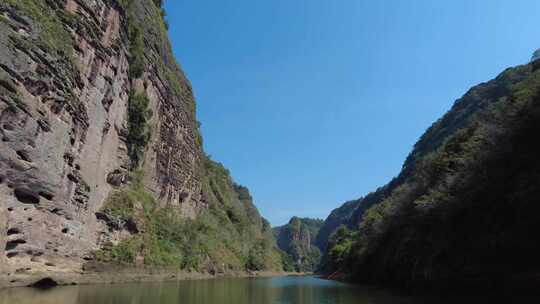 乘船游览山水风光