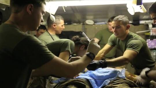 士兵在阿富汗野战医院手术视频素材模板下载