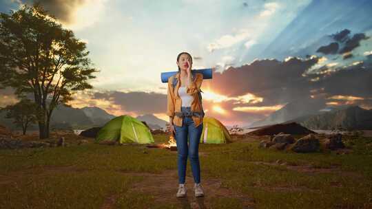 亚洲女性徒步旅行者尖叫手靠近她的嘴而帐篷