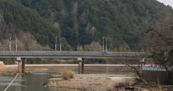 乡村春节的桥和小河