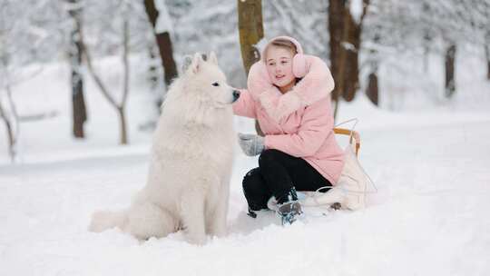 冬天带狗的女孩
