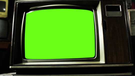 复古电视墙中带有绿屏的旧电视机