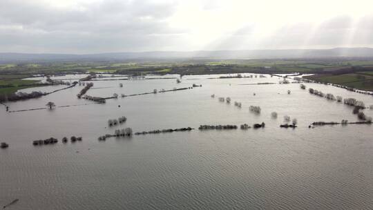 航拍英国冬季洪水造成的破坏