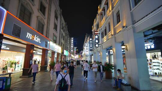 广西南宁兴宁路骑楼老街步行街夜景夜市街景