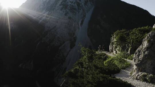 航拍山顶的日出美景