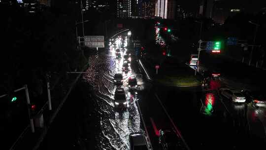 城市暴雨后道路积水夜间行车5