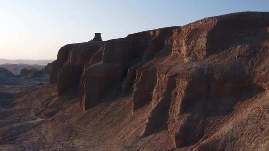 B新疆准噶尔盆地大漠戈壁山峦-傍晚1视频素材模板下载
