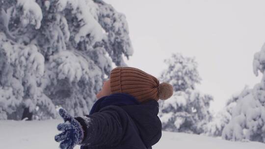 雪天里快乐的孩子