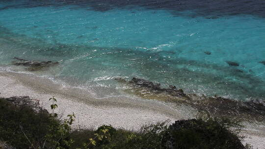 海浪拍打着海岸