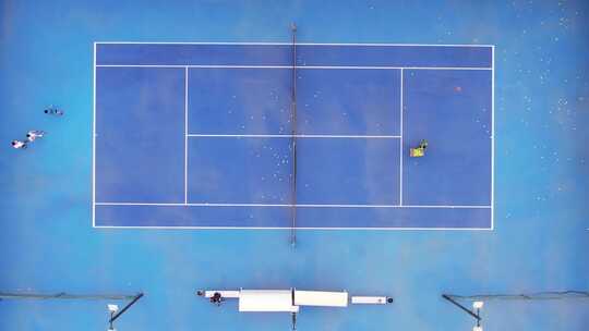 航拍城市网球场上练习网球的少年视频素材模板下载