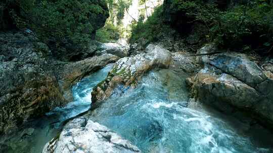 山间泉水小溪河流水资源潺潺流水