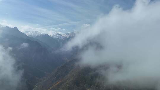 青海互助北山秋景雪山云雾航拍视频