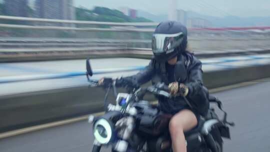 城市骑行摩托车女骑