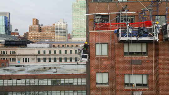 城市多层建筑施工升降机修补砖立面工人多莉枪击案