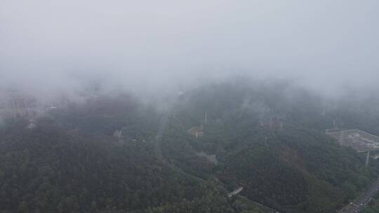 云雾缭绕的山地