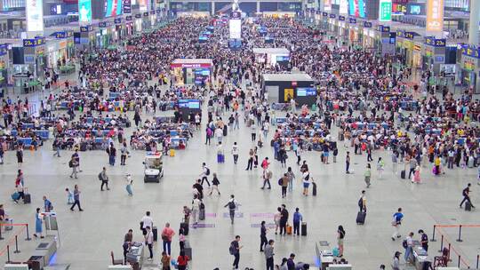 上海虹桥火车站室内人群流动