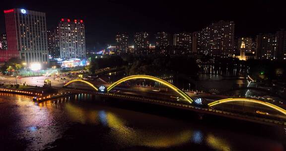 燃放烟火的城市夜景