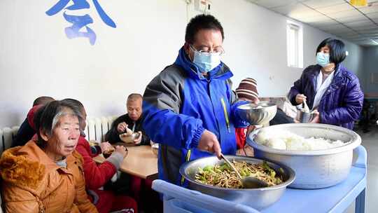 农村养老院 护理人员照顾老人用餐