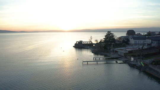 日落时湖上船坞的天线