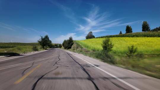 开车行驶在乡村道路