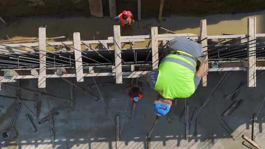 建筑工人正在建造的承重墙和地板鸟瞰图