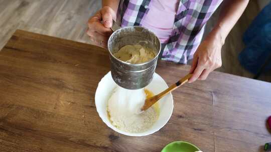 一个女人在家厨房准备食物