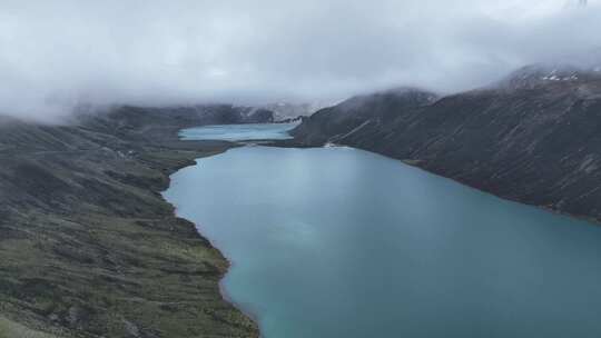 云雾缭绕的萨普神山 碧绿湖水的高原湖泊