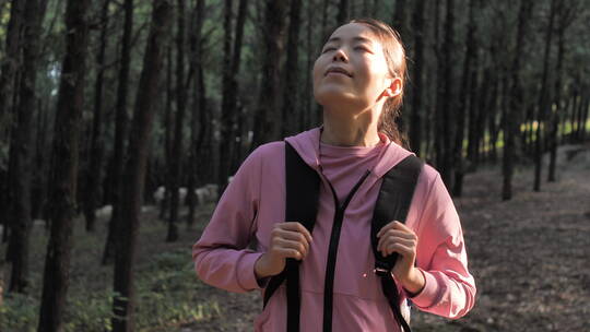 亚洲中国人女性森林树林旅游拿望远镜看风景