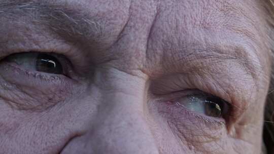 老人的眼睛眼睛特写眼眸老年的人眼睛