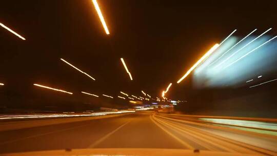 城市道路上的灯光和交通