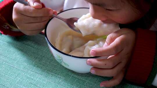 冬至包饺子煮饺子吃饺子