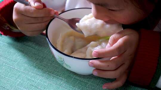 冬至包饺子煮饺子吃饺子视频素材模板下载