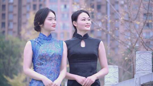 两个古装旗袍女子约会逛街