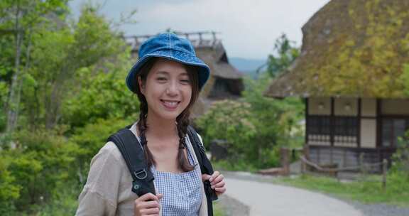 女人参观古老的日本村庄