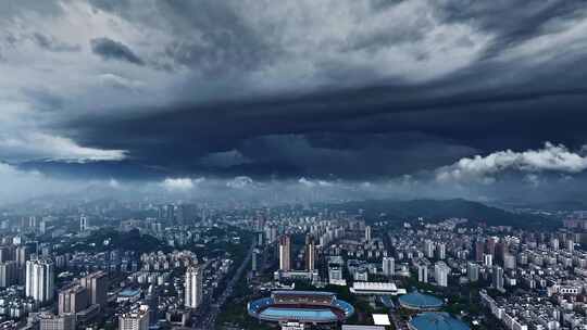 城市强对流天气乌云压城（福州五四路）