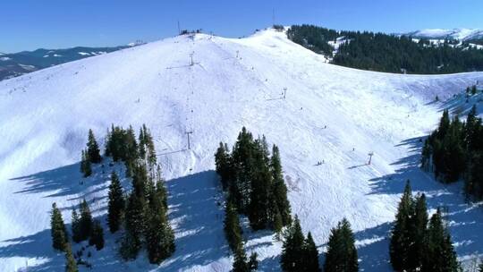 雪山上几乎没有树木的滑雪区