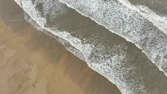 阴天沙滩海浪航拍大海潮汐海水波纹浪花波浪