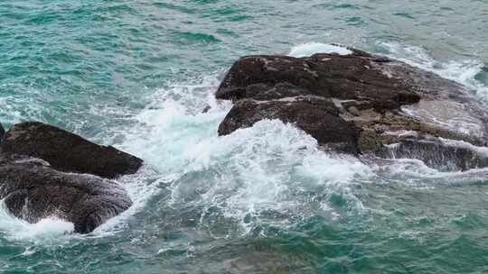 大海海水拍打在礁石上