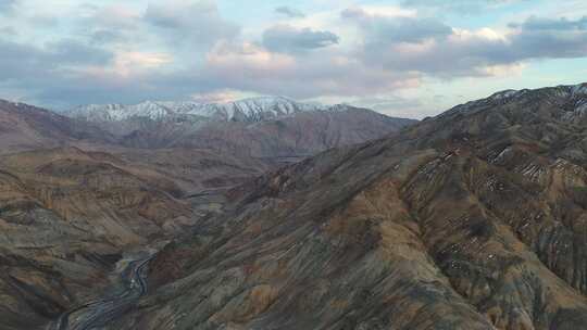 魅力雪山，蔚为壮观。