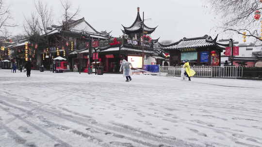 南京秦淮河夫子庙清晨工人除雪