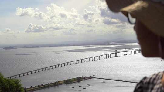 实拍女孩远眺汕头地标南澳岛跨海大桥