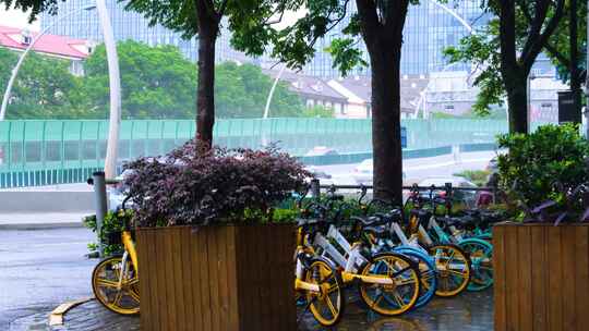 城市马路道路下雨天雨水雨滴街景街道街头风视频素材模板下载