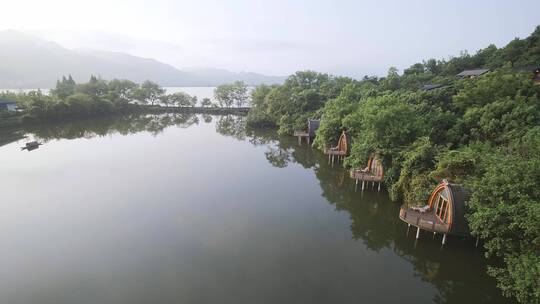 航拍杭州富阳芳草地开元度假村临水船屋客房