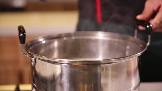 锅煮开水沸水