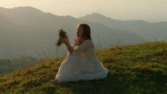 女人在山景中享受大自然