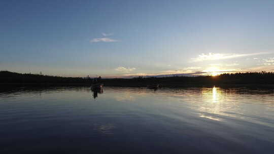 日落时漂浮在湖面上的船