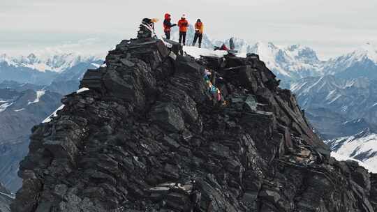 登顶雪山航拍视频素材模板下载
