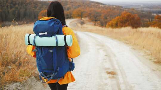 背着背包在山上徒步旅行的女旅行者